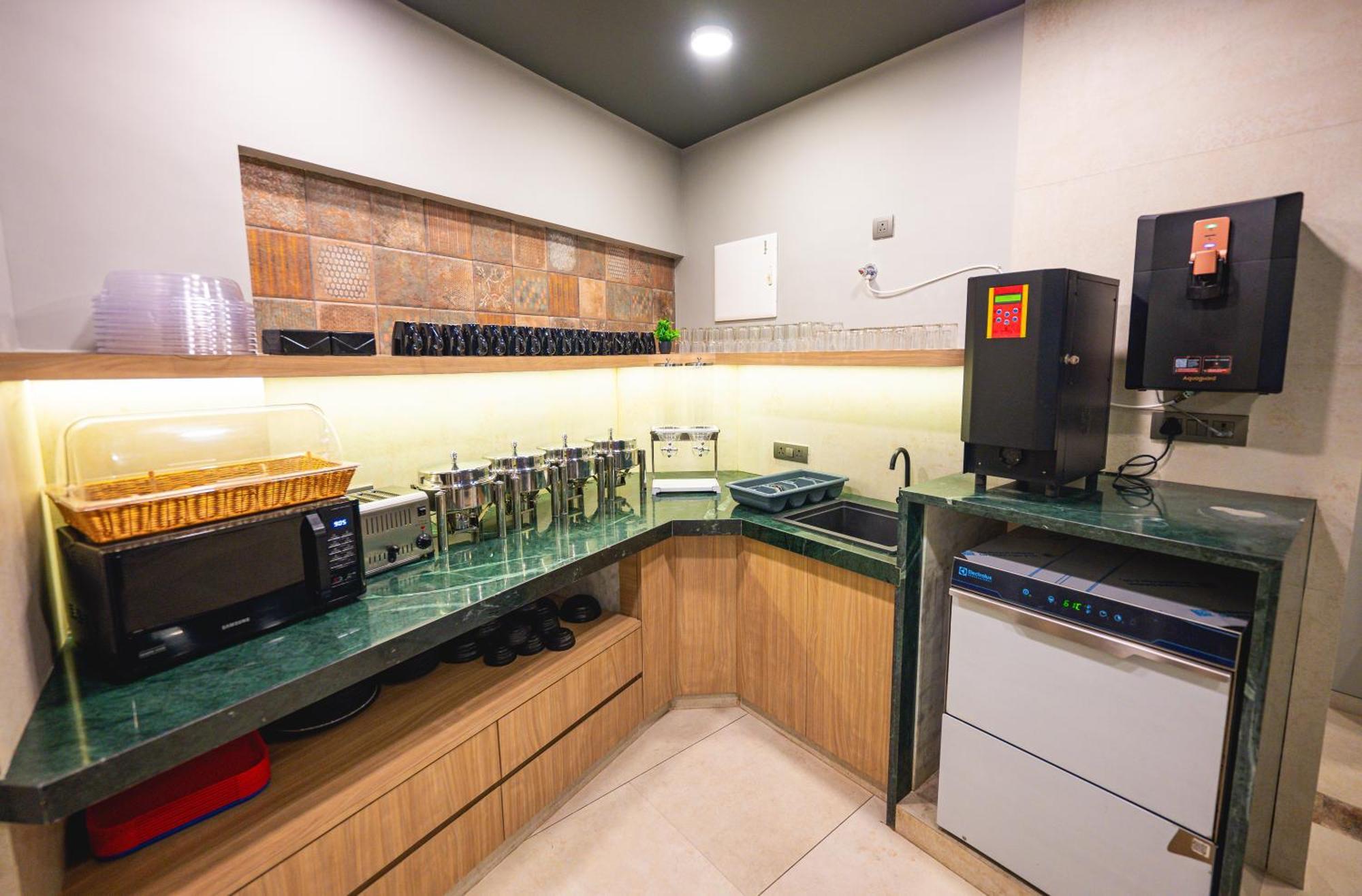 Indie Studios, Chembur 3* Bombaj
