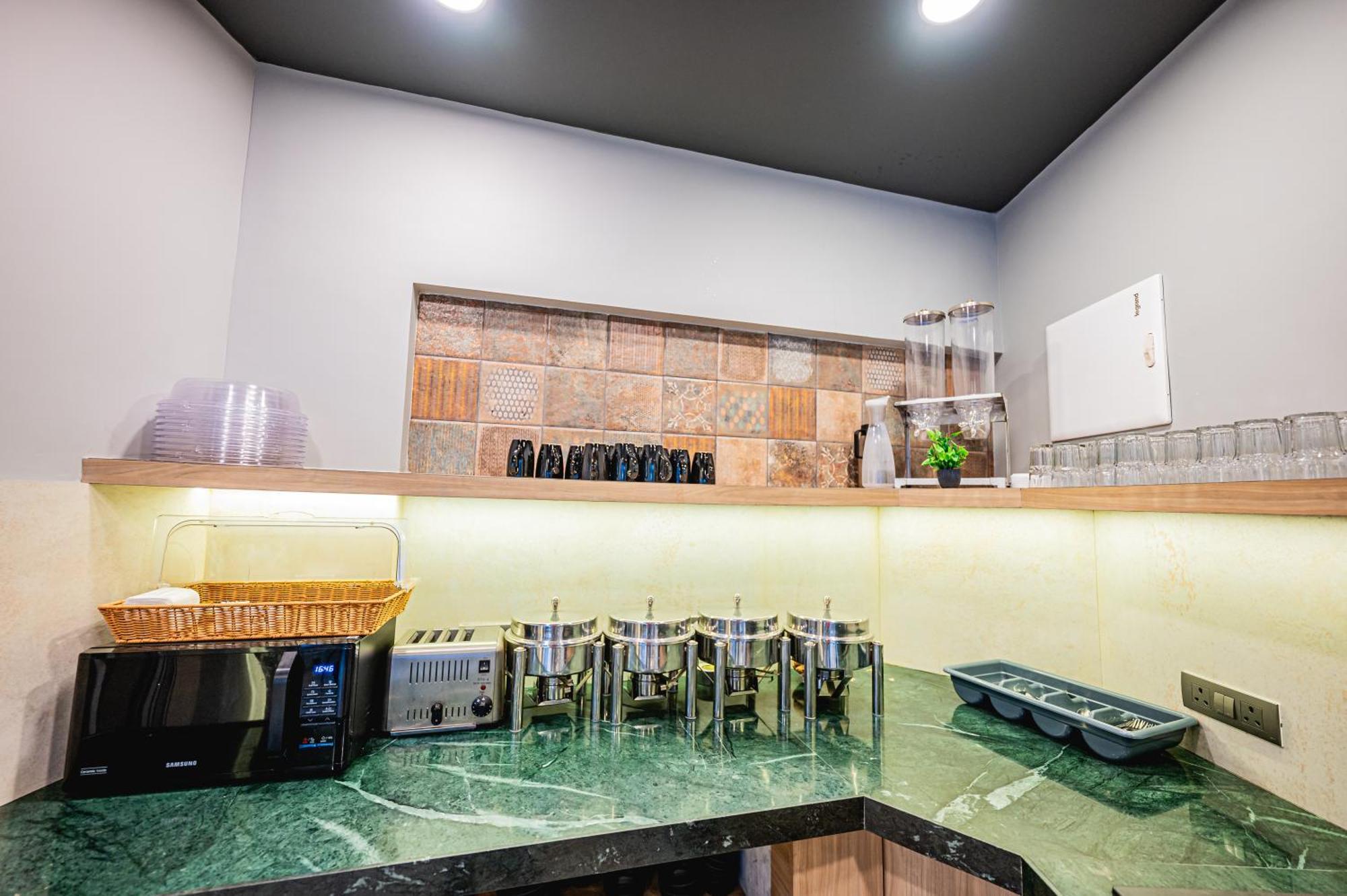 Indie Studios, Chembur 3* Bombaj
